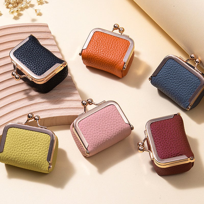 "Elegant mini smykkeskrin i ekte skinn med retro design, reisevennlig, tilgjengelig i flere stilige farger."
