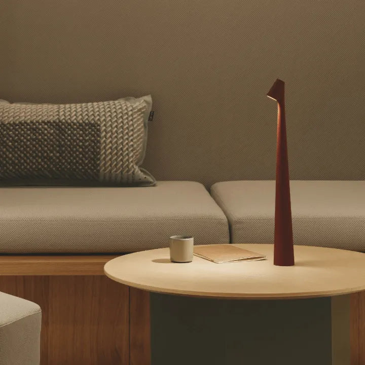 "Elegant minimalistisk bjelkelys i aluminium, trådløs og portabel, ideell som bordlampe for moderne innredning."