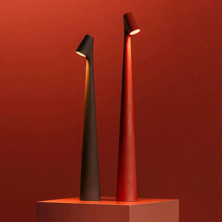 "Elegant minimalistisk bjelkelys i aluminium, trådløs og portabel, ideell som bordlampe for moderne innredning."