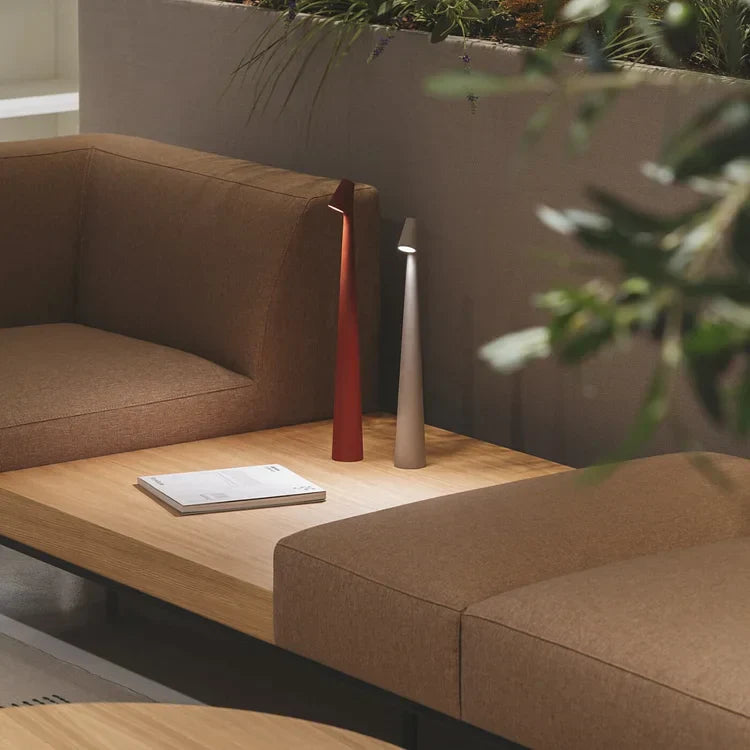 "Elegant minimalistisk bjelkelys i aluminium, trådløs og portabel, ideell som bordlampe for moderne innredning."