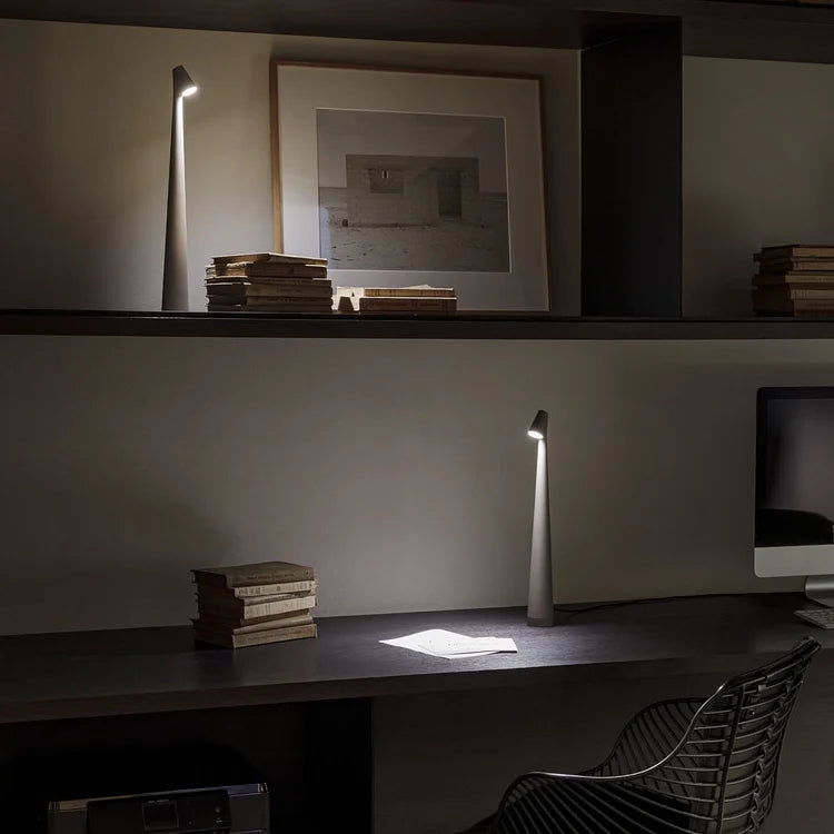 "Elegant minimalistisk bjelkelys i aluminium, trådløs og portabel, ideell som bordlampe for moderne innredning."