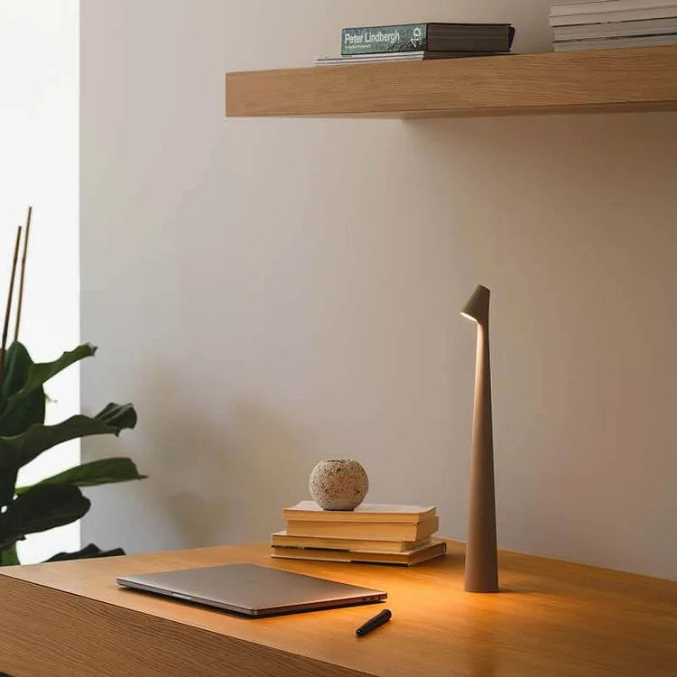 "Elegant minimalistisk bjelkelys i aluminium, trådløs og portabel, ideell som bordlampe for moderne innredning."