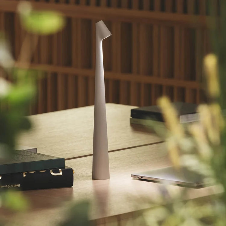 "Elegant minimalistisk bjelkelys i aluminium, trådløs og portabel, ideell som bordlampe for moderne innredning."