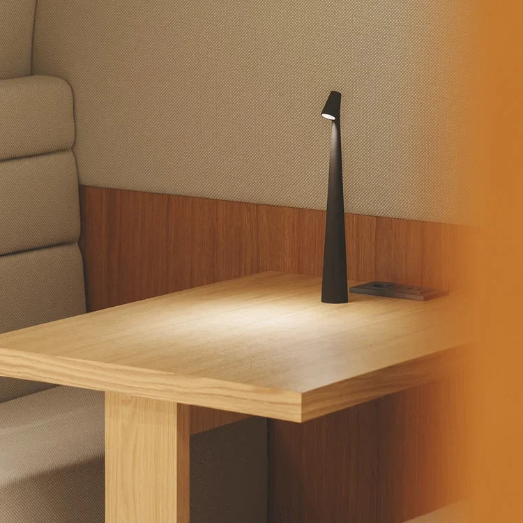 "Elegant minimalistisk bjelkelys i aluminium, trådløs og portabel, ideell som bordlampe for moderne innredning."