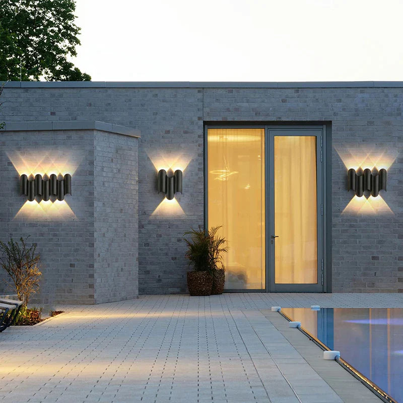 Elegant moderne gull LED-vegglampe. En flott lyskilde for stue, soverom eller kontor med minimalistisk stil.