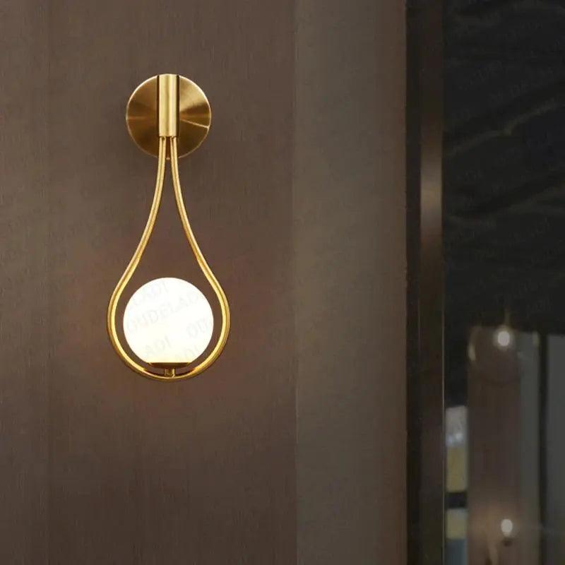 "Elegant, moderne nordisk vegglampe i svart eller gullfinish, stilfullt design som passer både moderne og tradisjonelt interi