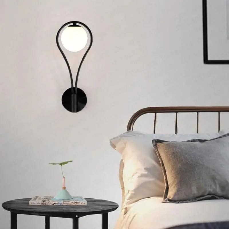 "Elegant, moderne nordisk vegglampe i svart eller gullfinish, stilfullt design som passer både moderne og tradisjonelt interi