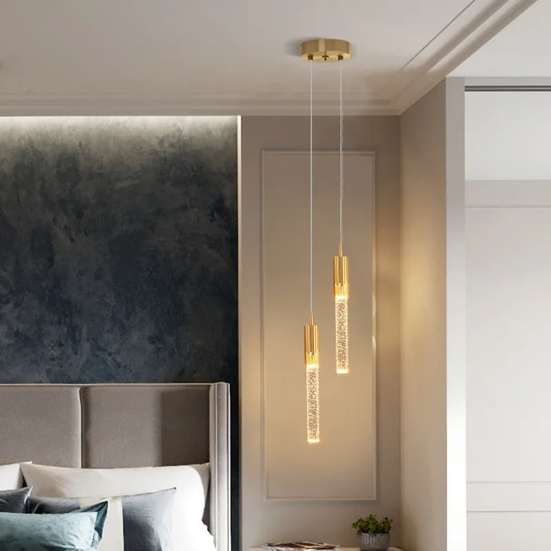 Varmhvit sylindrisk pendellampe. Skaper elegant atmosfære i stue eller spisestue.