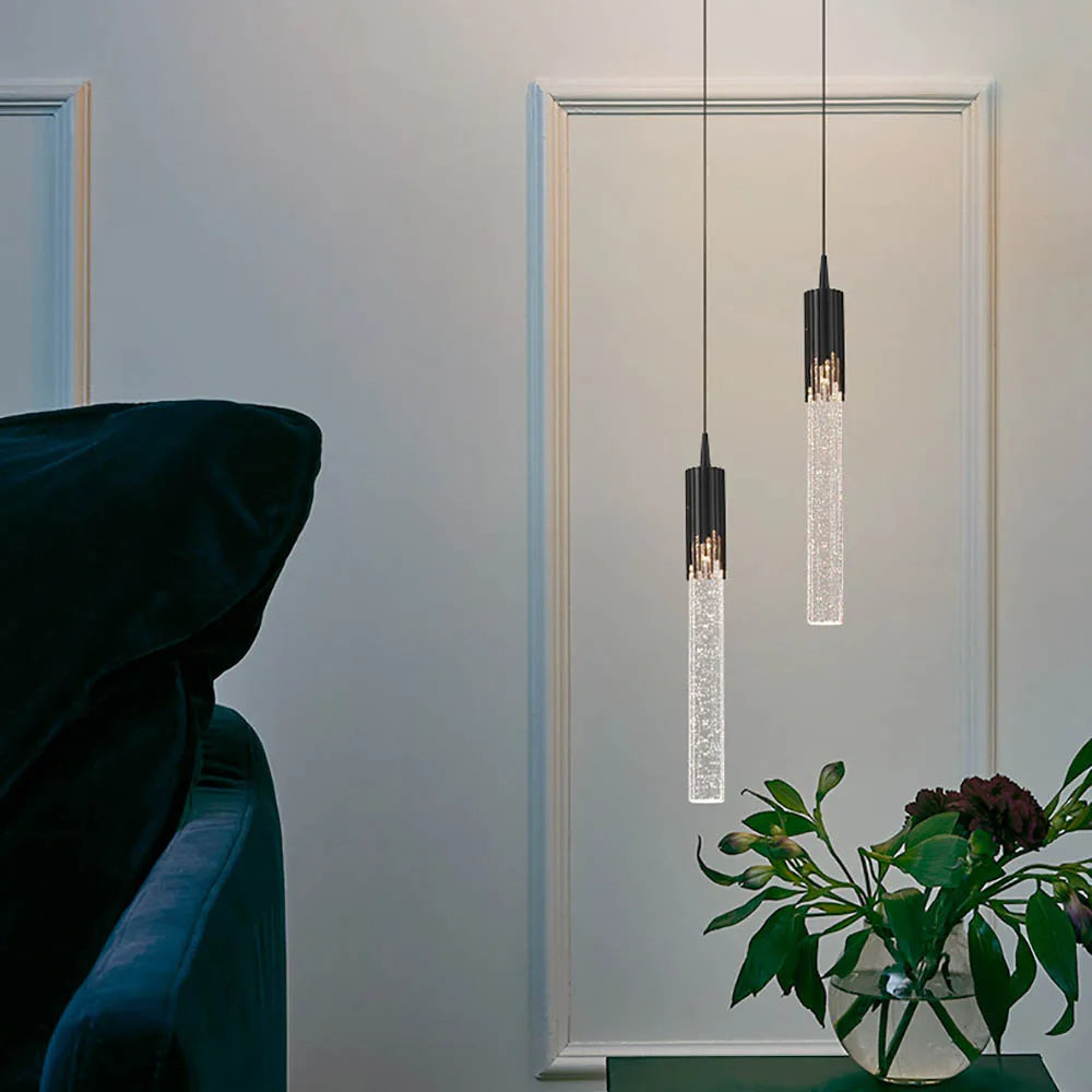 Moderne gull og svart sylindrisk taklampe. Designlampe for elegant belysning i stue/spisestue.