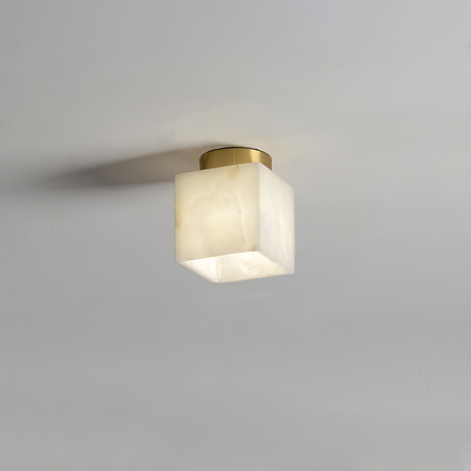 "Elegant Moon Alabaster taklampe i messing og alabast, med mykt, varmt lys for en innbydende atmosfære."