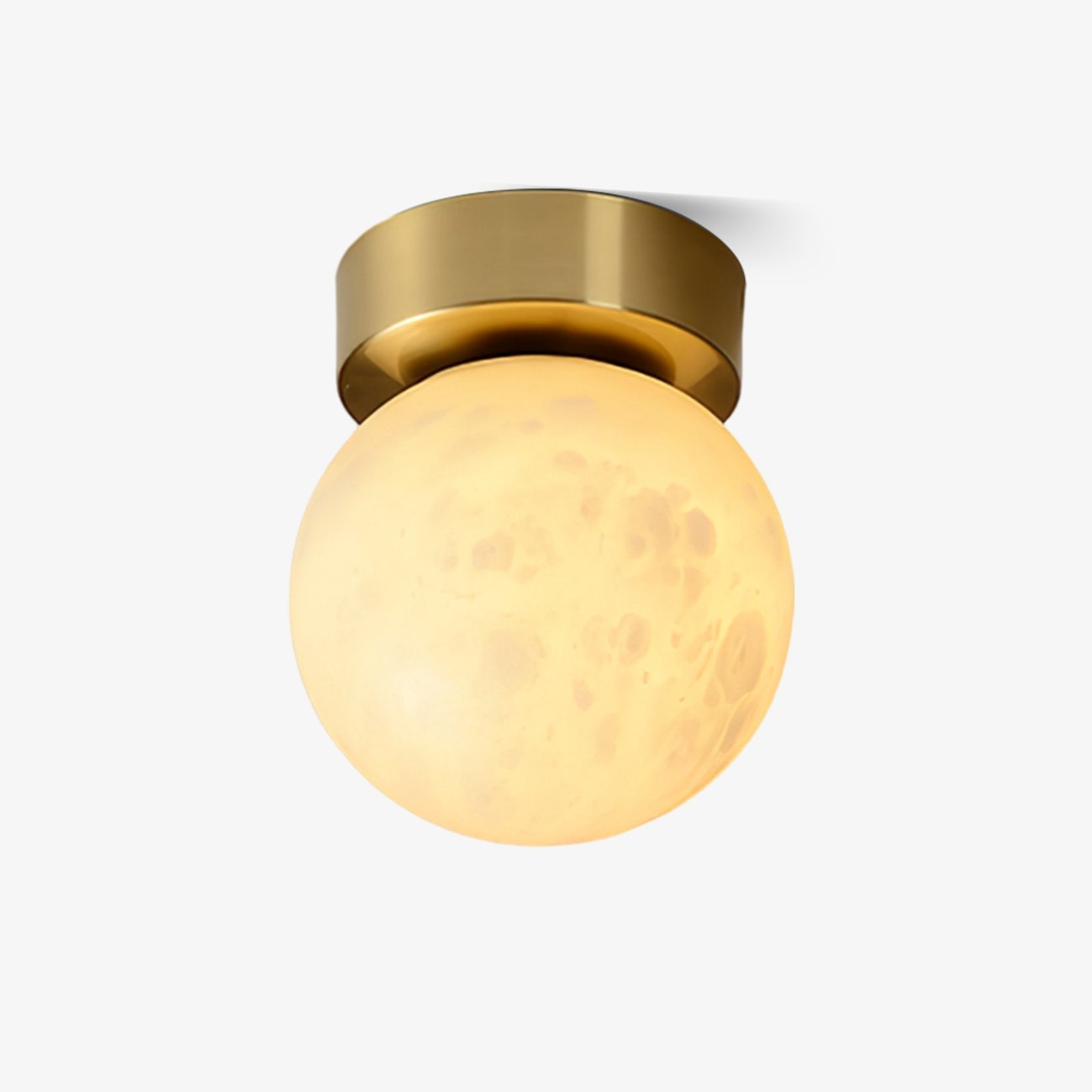 "Elegant Moon Alabaster taklampe i messing og alabast, med mykt, varmt lys for en innbydende atmosfære."