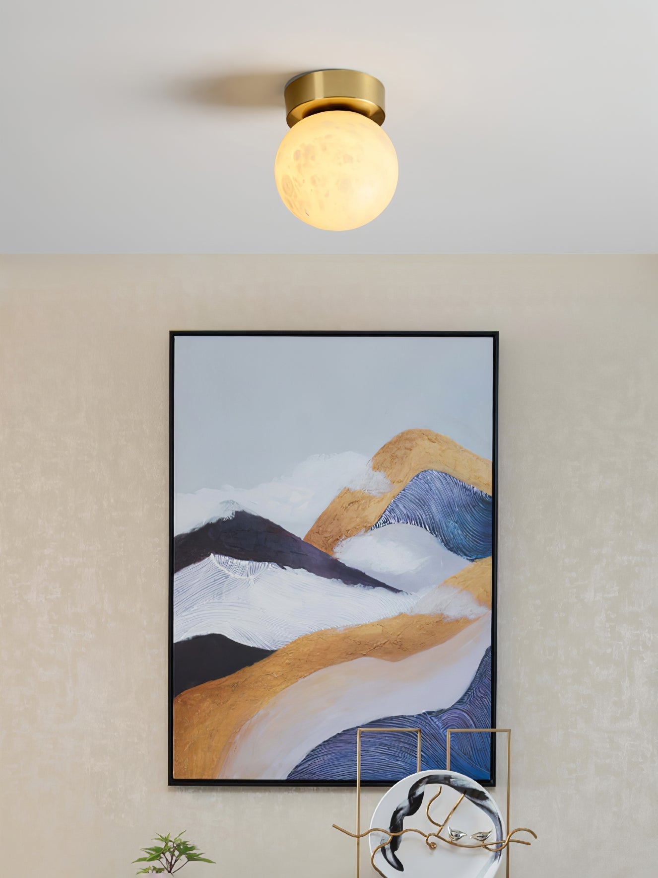 "Elegant Moon Alabaster taklampe i messing og alabast, med mykt, varmt lys for en innbydende atmosfære."
