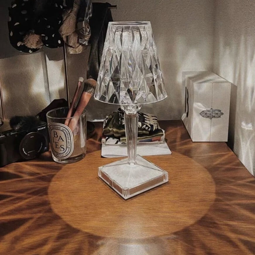Enkel, men elegant oppladbar nattbordslampe i krystall, moderne interiørdetalj