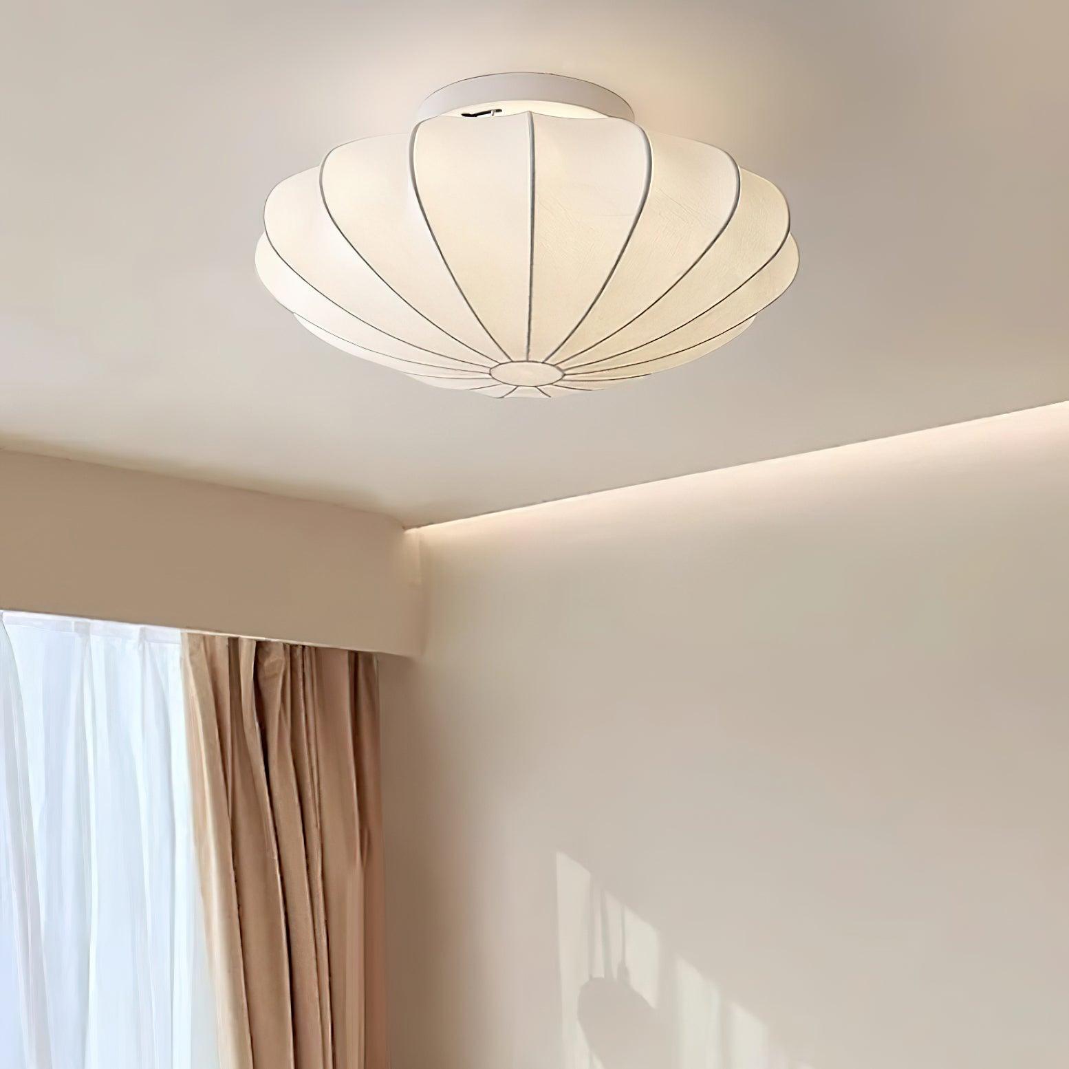 "Elegant Nelson Bubble taklampe i skandinavisk stil, med unike lyseffekter og inspirert av naturlige skjellformer."