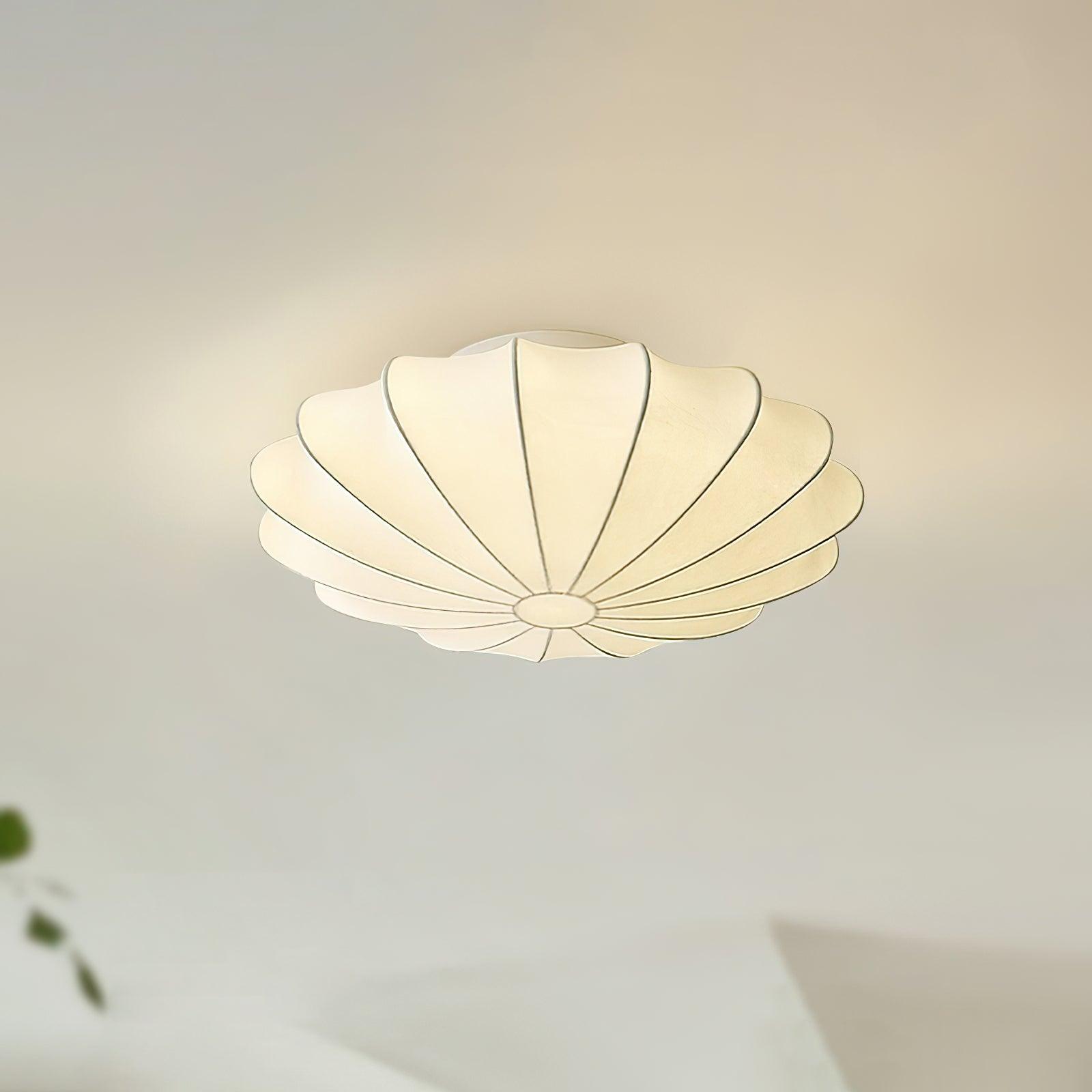 "Elegant Nelson Bubble taklampe i skandinavisk stil, med unike lyseffekter og inspirert av naturlige skjellformer."
