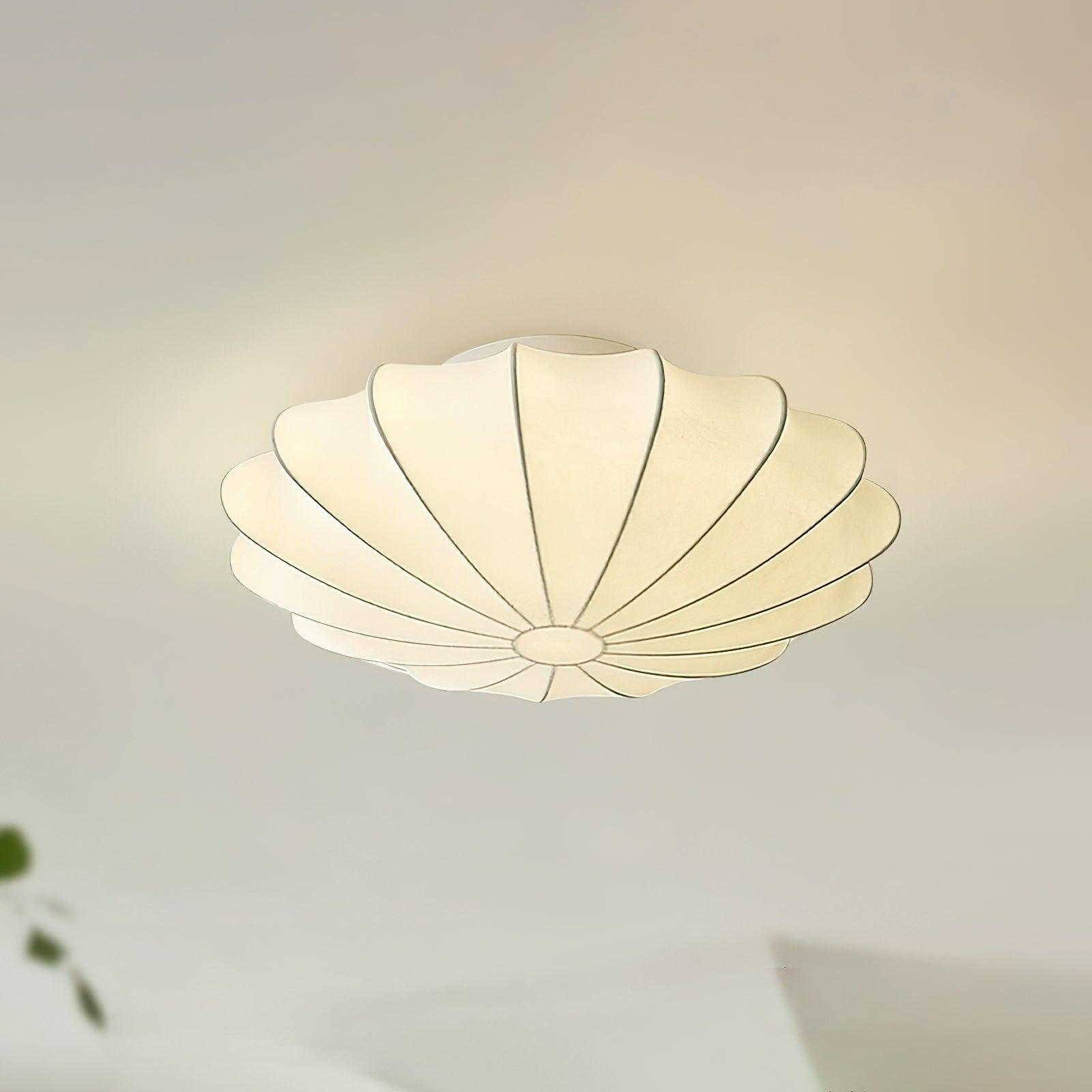 "Elegant Nelson Bubble taklampe i skandinavisk stil, med unike lyseffekter og inspirert av naturlige skjellformer."