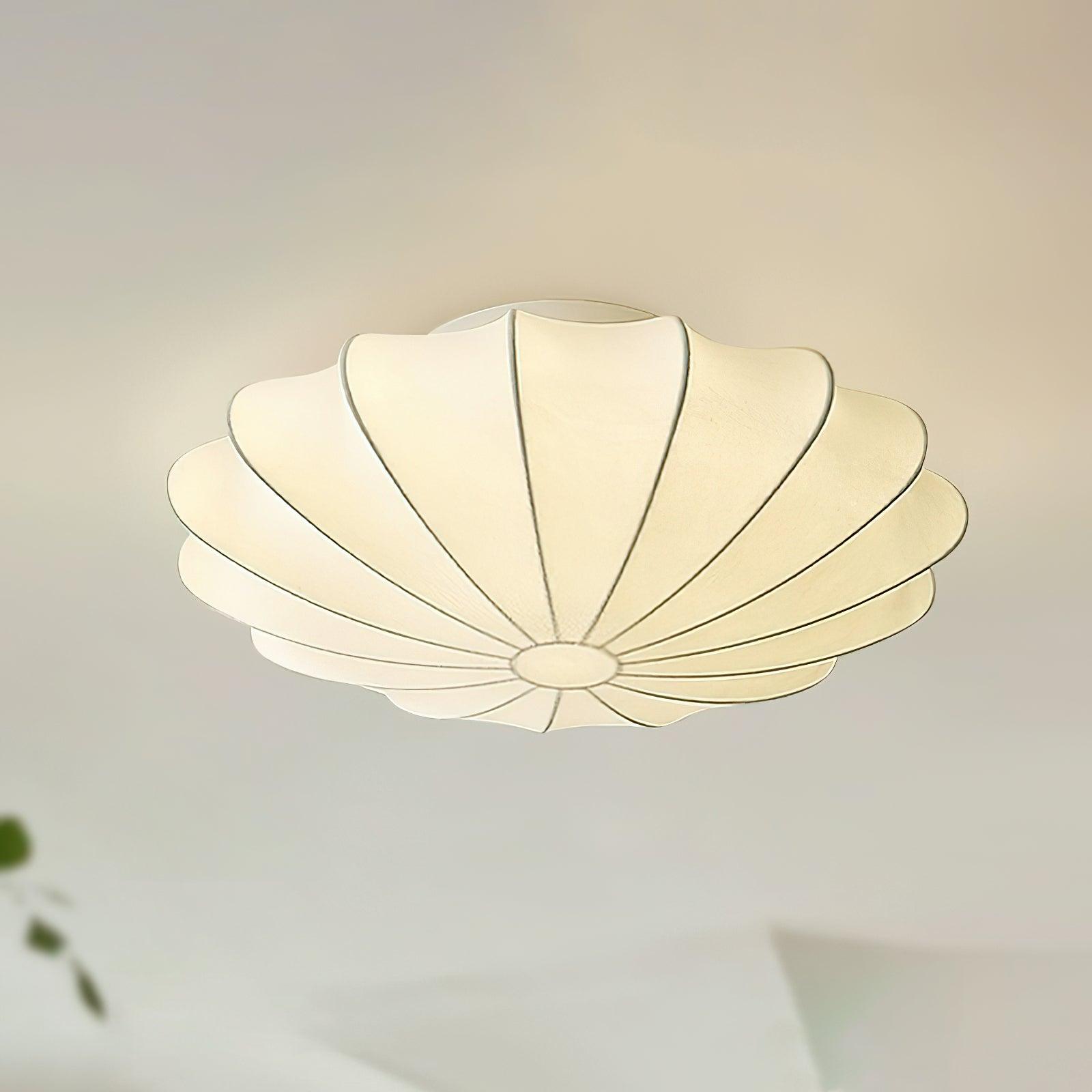 "Elegant Nelson Bubble taklampe i skandinavisk stil, med unike lyseffekter og inspirert av naturlige skjellformer."