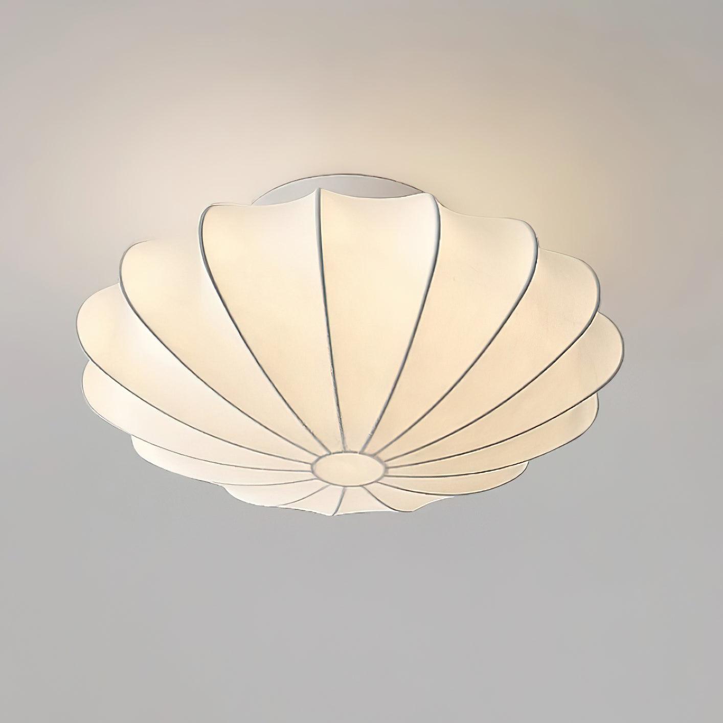 "Elegant Nelson Bubble taklampe i skandinavisk stil, med unike lyseffekter og inspirert av naturlige skjellformer."