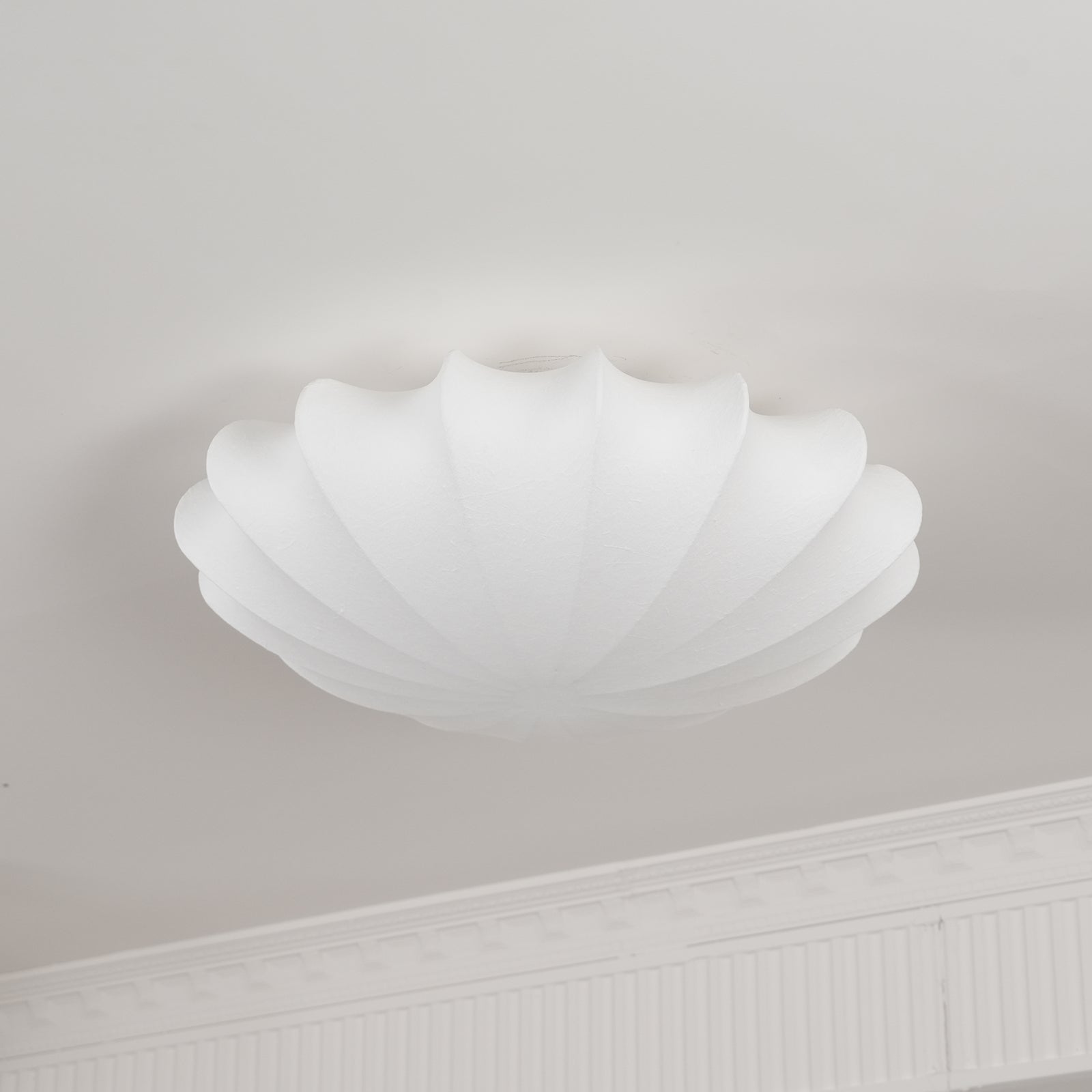 "Elegant Nelson Bubble taklampe i skandinavisk stil, med unike lyseffekter og inspirert av naturlige skjellformer."