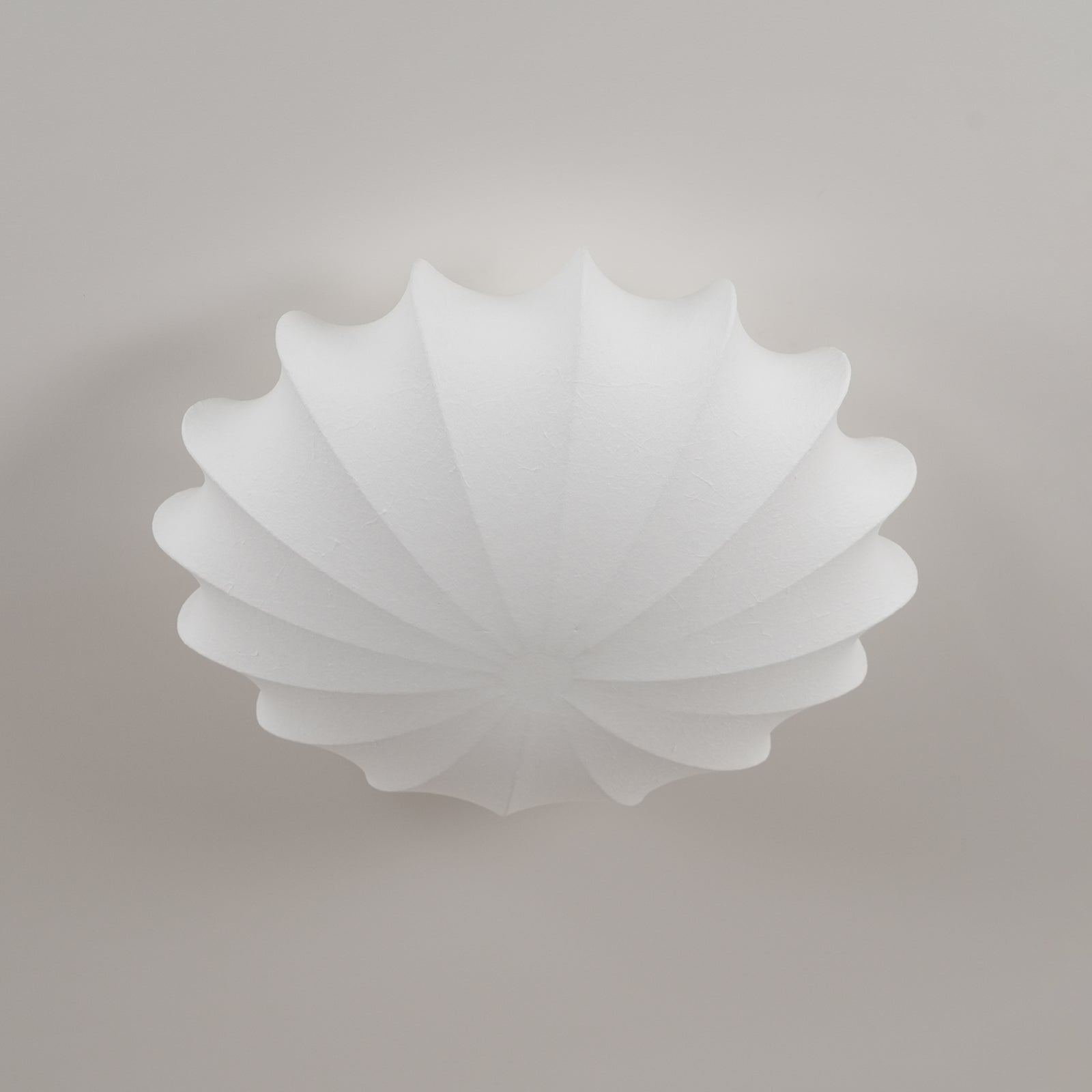 "Elegant Nelson Bubble taklampe i skandinavisk stil, med unike lyseffekter og inspirert av naturlige skjellformer."