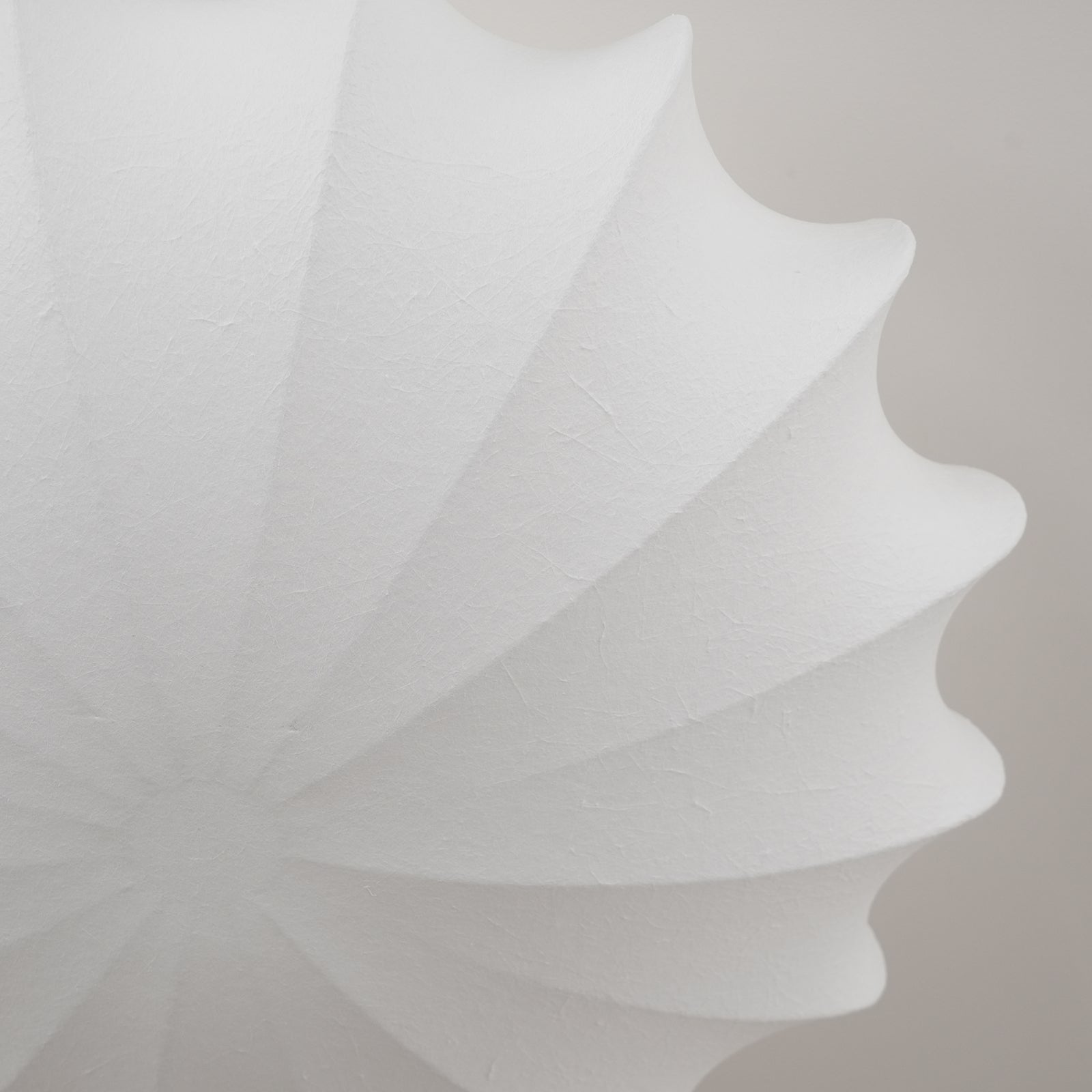 "Elegant Nelson Bubble taklampe i skandinavisk stil, med unike lyseffekter og inspirert av naturlige skjellformer."