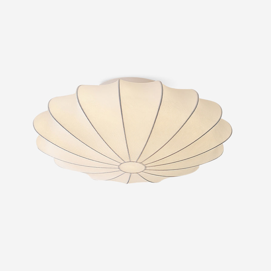 "Elegant Nelson Bubble taklampe i skandinavisk stil, med unike lyseffekter og inspirert av naturlige skjellformer."
