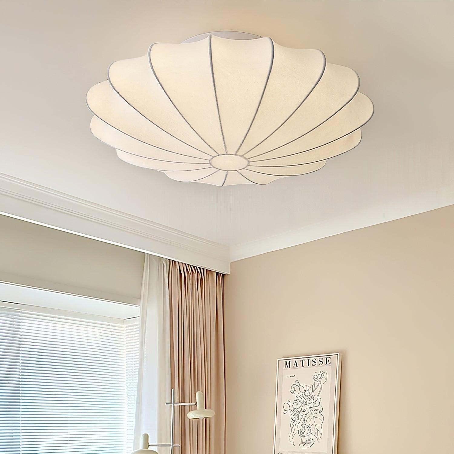 "Elegant Nelson Bubble taklampe i skandinavisk stil, med unike lyseffekter og inspirert av naturlige skjellformer."