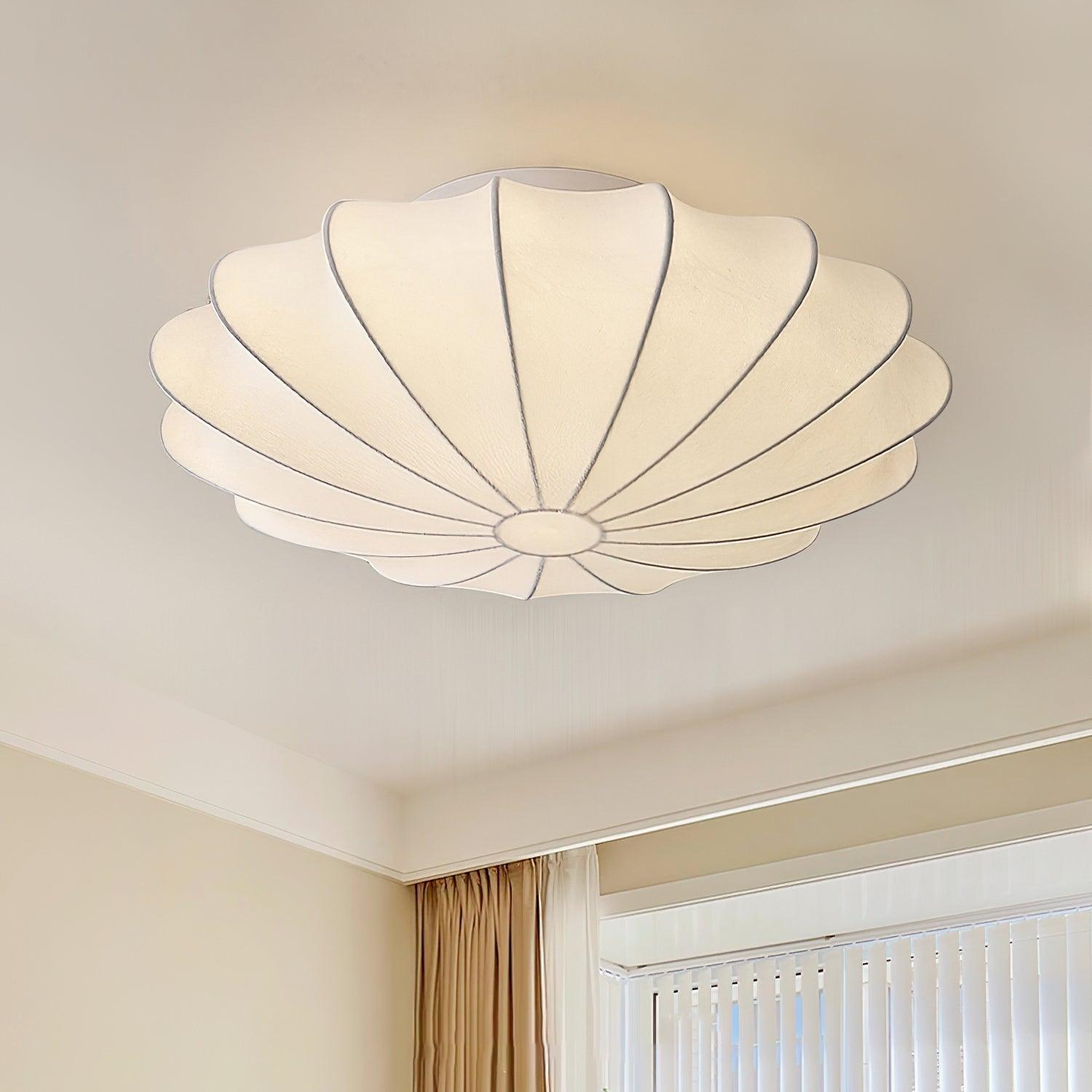 "Elegant Nelson Bubble taklampe i skandinavisk stil, med unike lyseffekter og inspirert av naturlige skjellformer."