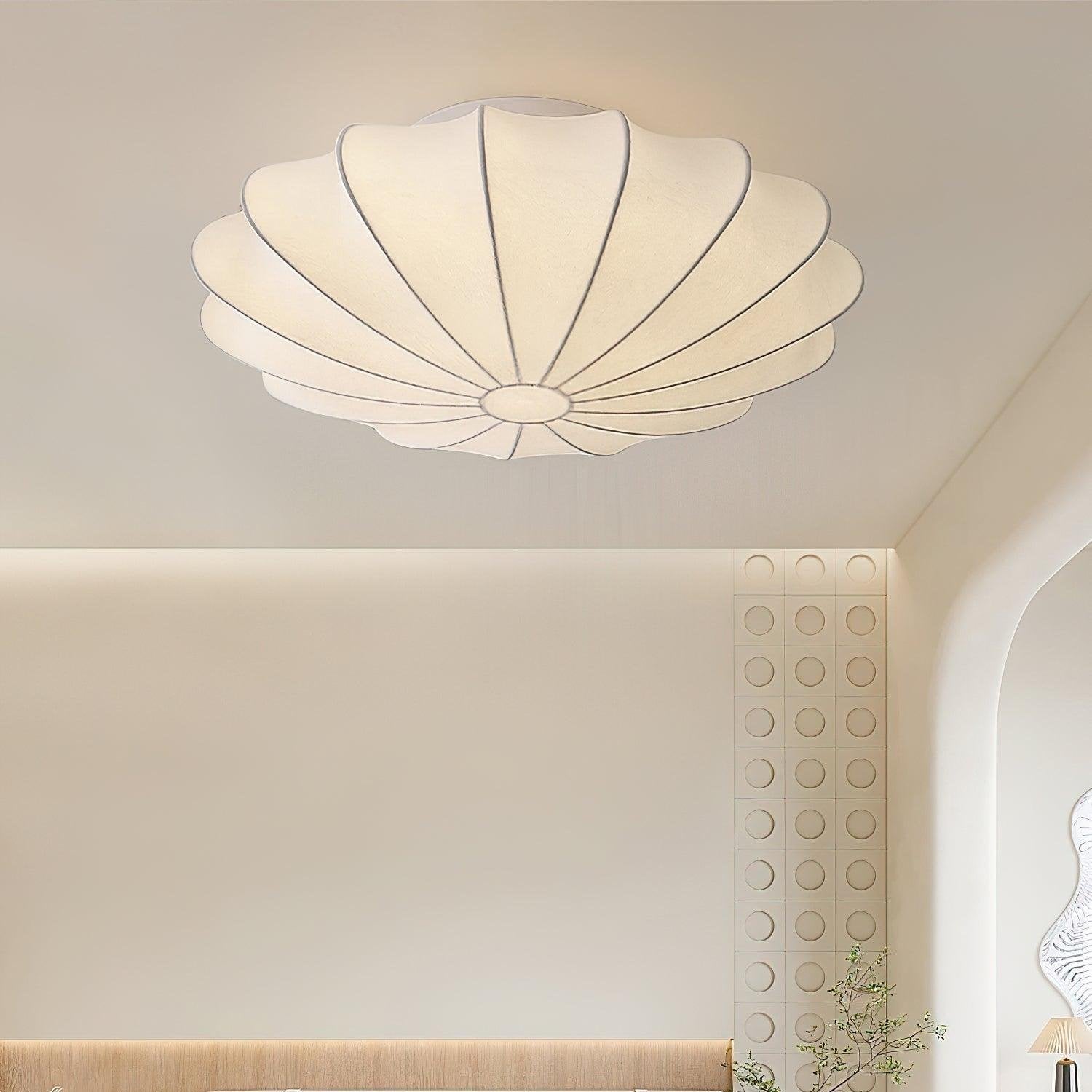 "Elegant Nelson Bubble taklampe i skandinavisk stil, med unike lyseffekter og inspirert av naturlige skjellformer."