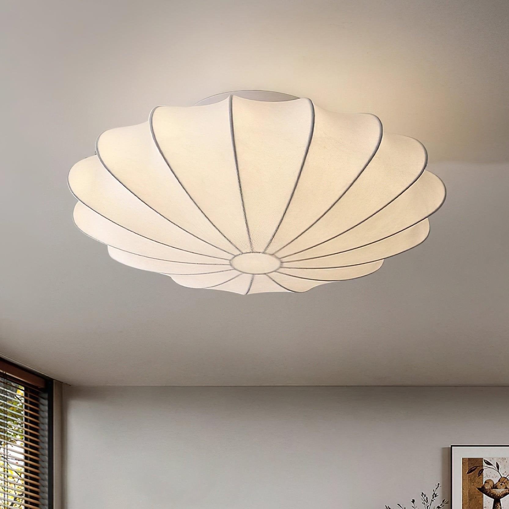 "Elegant Nelson Bubble taklampe i skandinavisk stil, med unike lyseffekter og inspirert av naturlige skjellformer."