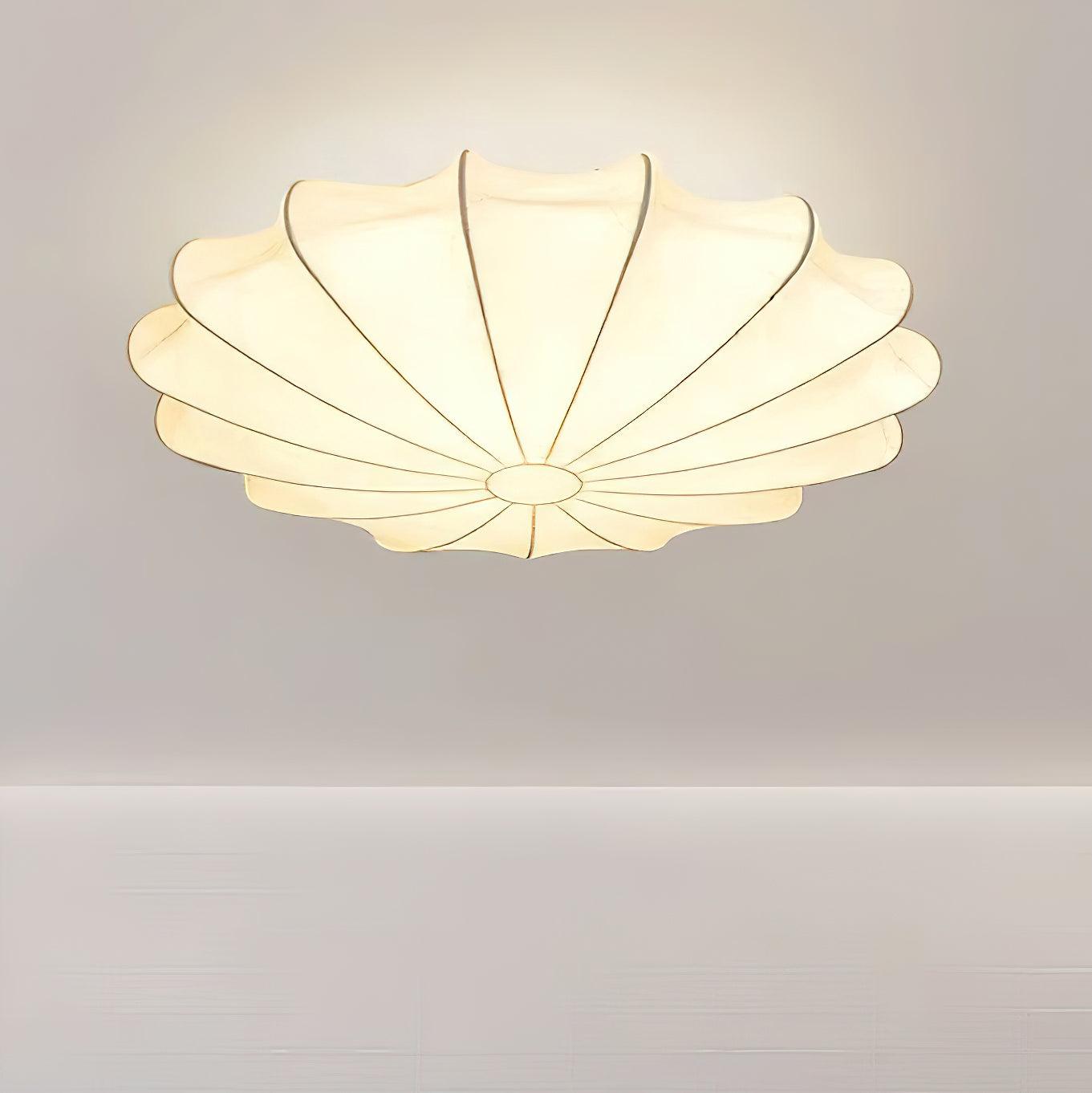 "Elegant Nelson Bubble taklampe i skandinavisk stil, med unike lyseffekter og inspirert av naturlige skjellformer."