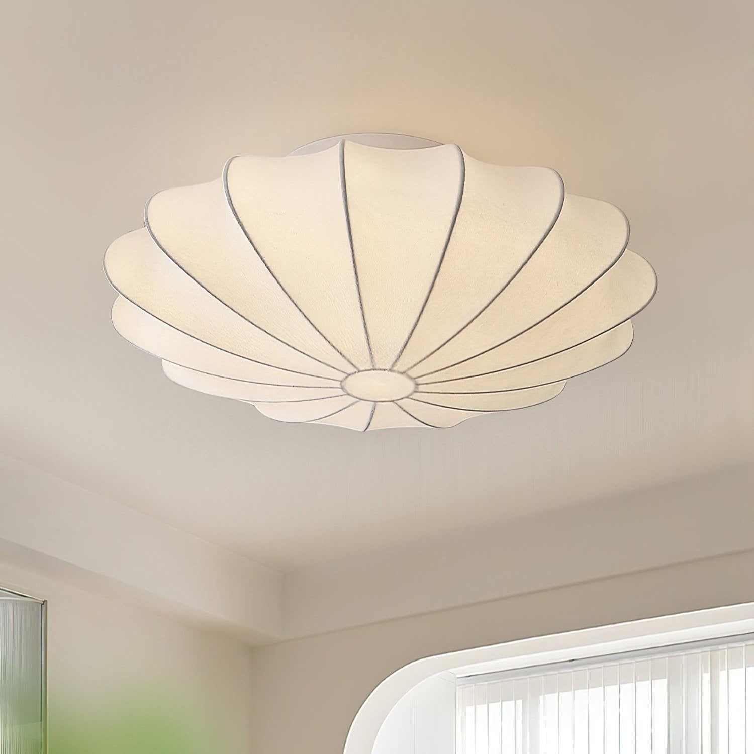 "Elegant Nelson Bubble taklampe i skandinavisk stil, med unike lyseffekter og inspirert av naturlige skjellformer."