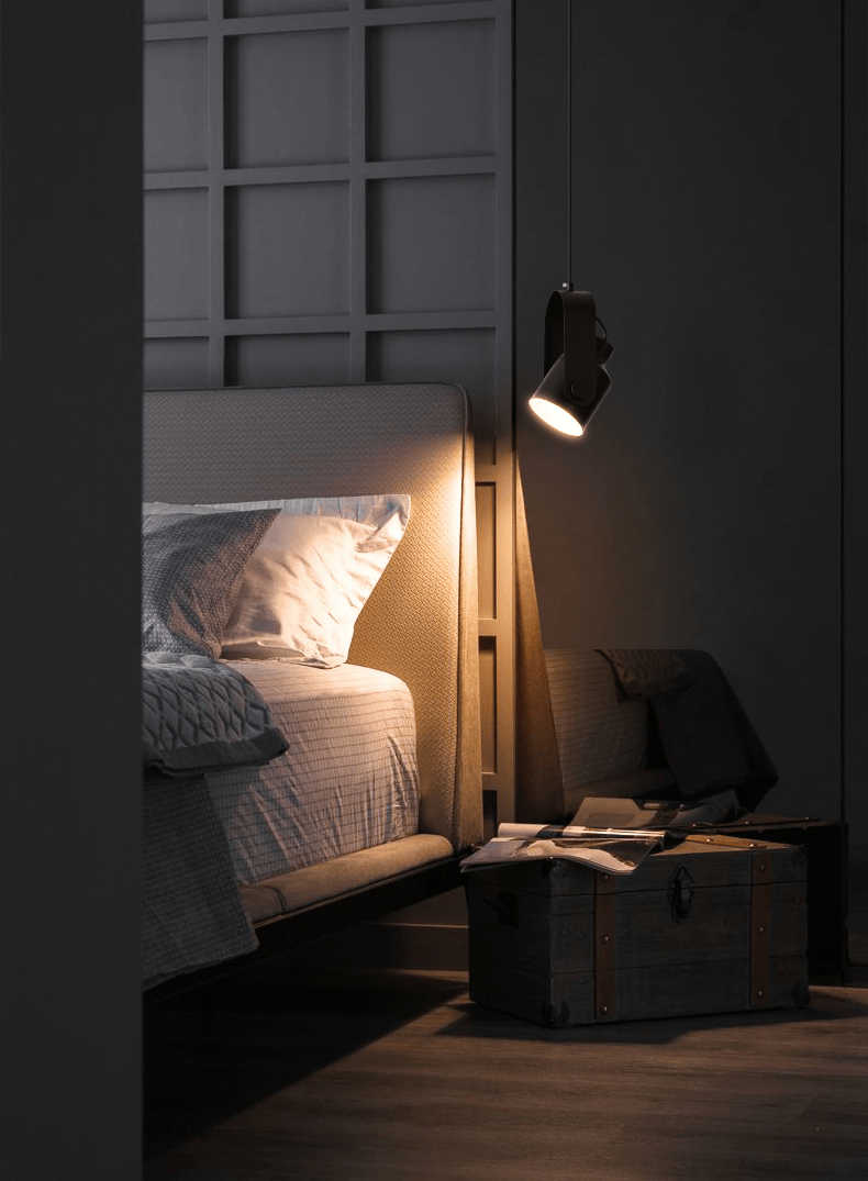 "Elegant nordisk pendellampe i tre og metall med moderne design. Ideell for ulike interiørstiler, gir sofistikert belysning."