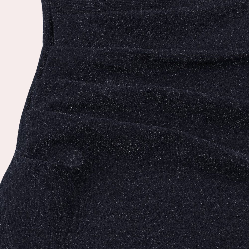 Elegant off-shoulder sommerkjole i lett materiale, tilgjengelig i seks farger, perfekt for festlige anledninger.