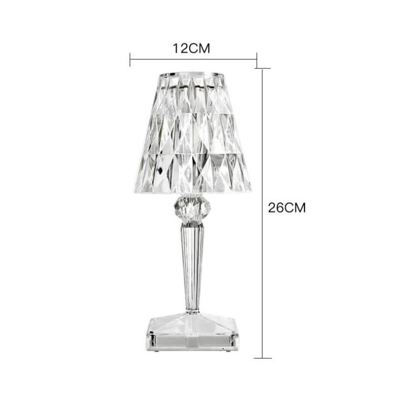 Stemningsfull krystall bordlampe lyser opp stue. Elegant akryl design skaper varm og innbydende belysning. Oppladbar.