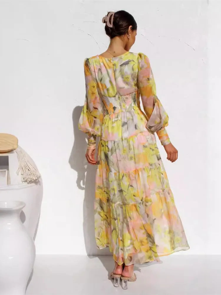 Modell viser frem oransje elegant chiffon maxikjole. En allsidig damekjole for sommer, fest eller romantiske anledninger. Lang og lett.