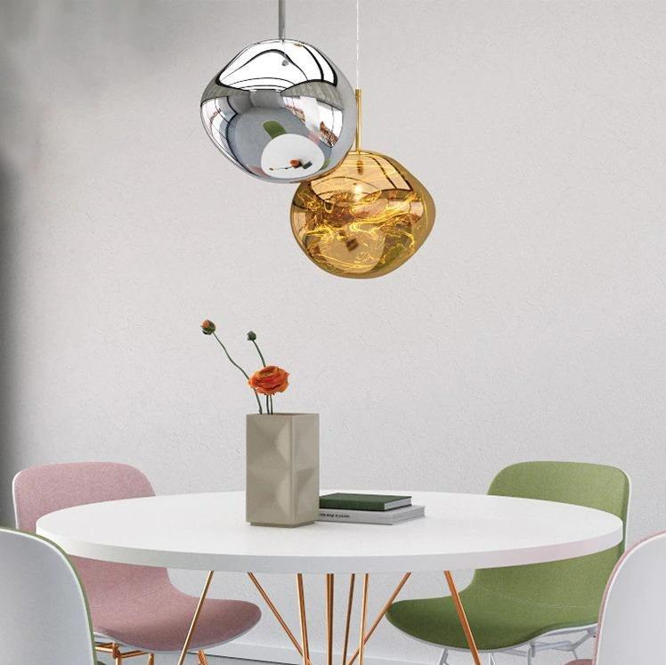 Koselig lys fra elegant pendellampe, skaper en innbydende atmosfære i ethvert moderne hjem.