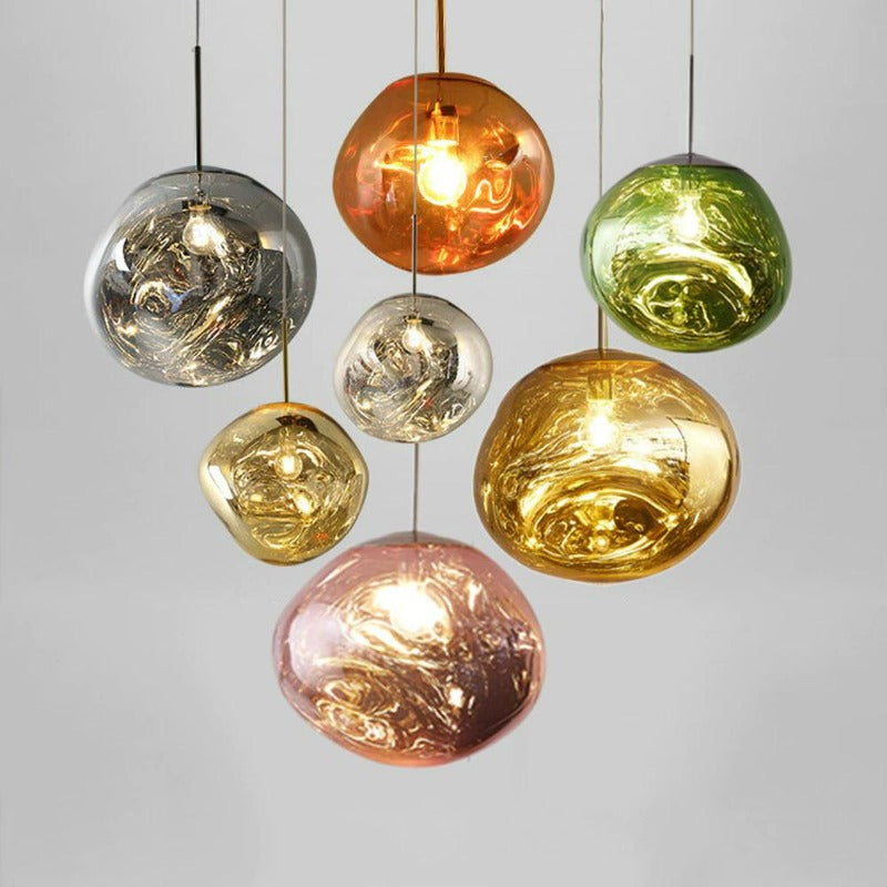 Moderne taklampe med fokus på design, perfekt som sentral interiørbelysning i stuen.