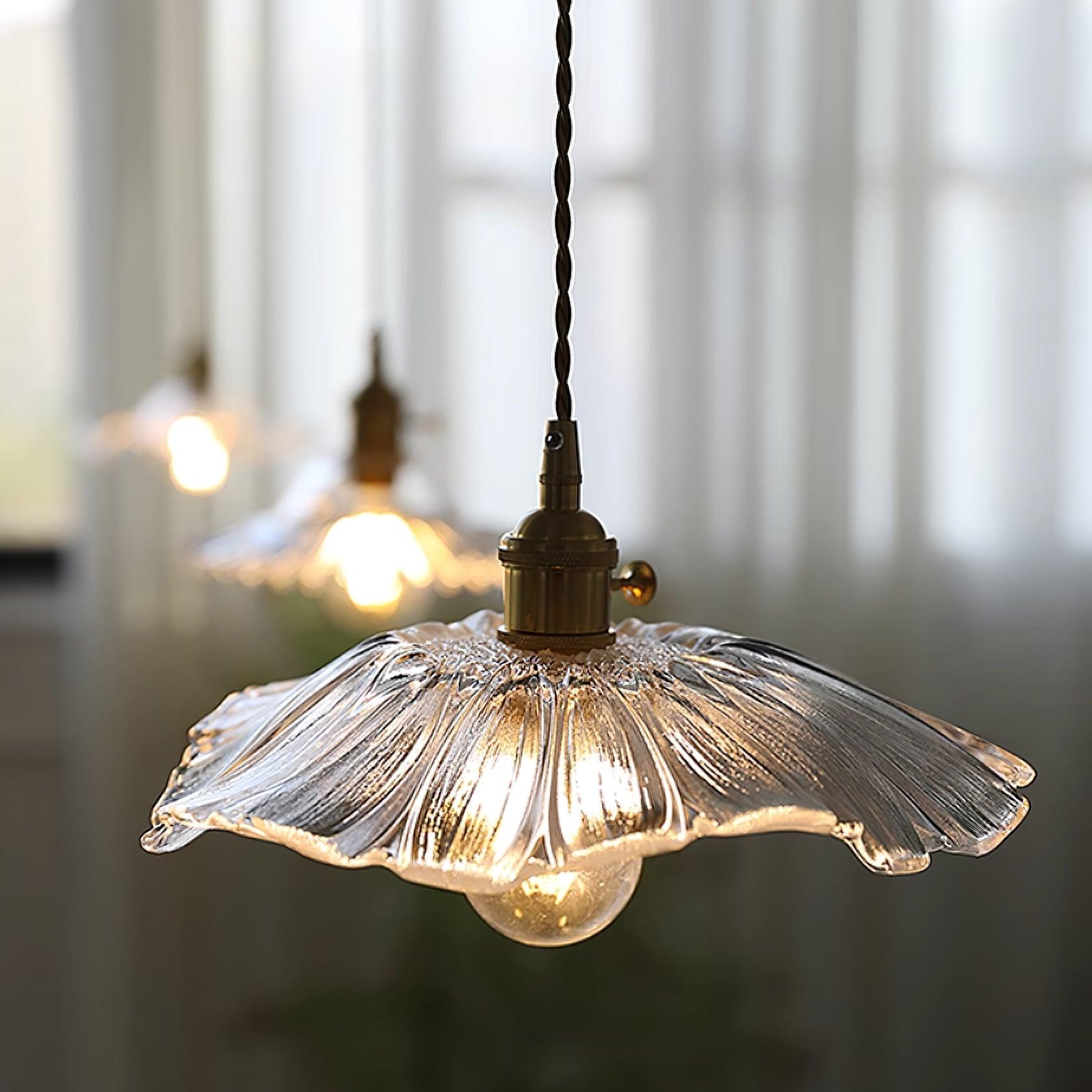 "Elegant pendellampe i blomsterglass med blomsterformet skjerm, gir mykt lys i grønt, klart eller rosa for hjemmet."