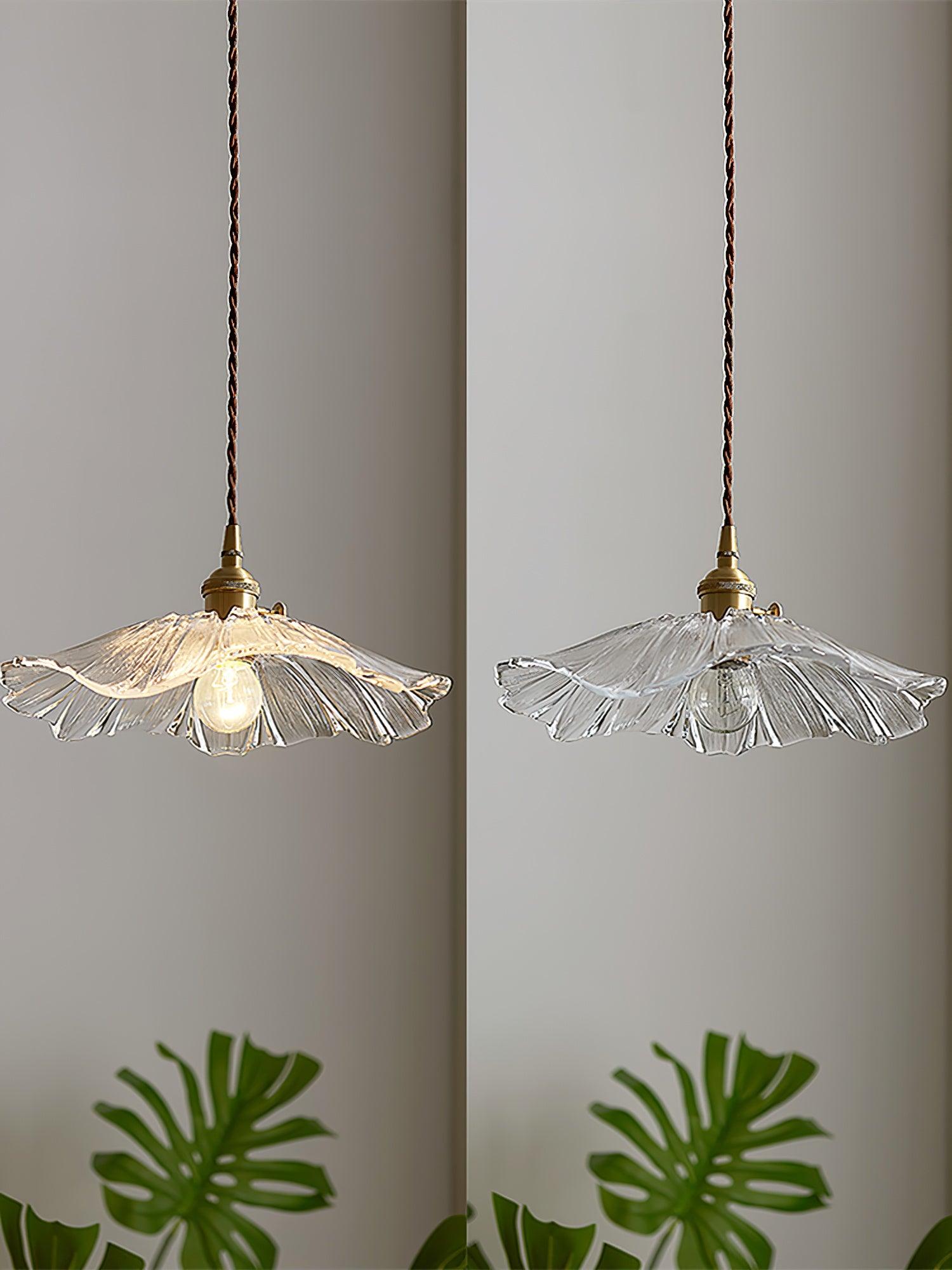 "Elegant pendellampe i blomsterglass med blomsterformet skjerm, gir mykt lys i grønt, klart eller rosa for hjemmet."