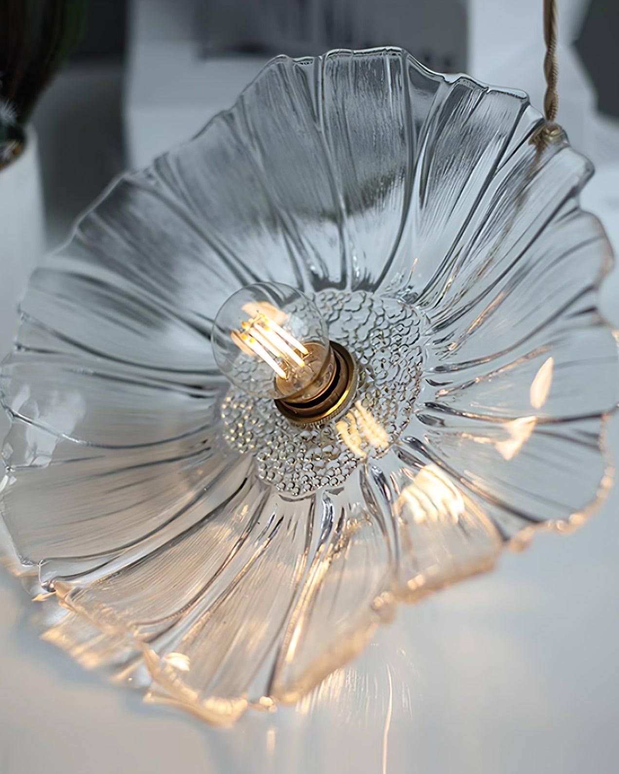 "Elegant pendellampe i blomsterglass med blomsterformet skjerm, gir mykt lys i grønt, klart eller rosa for hjemmet."