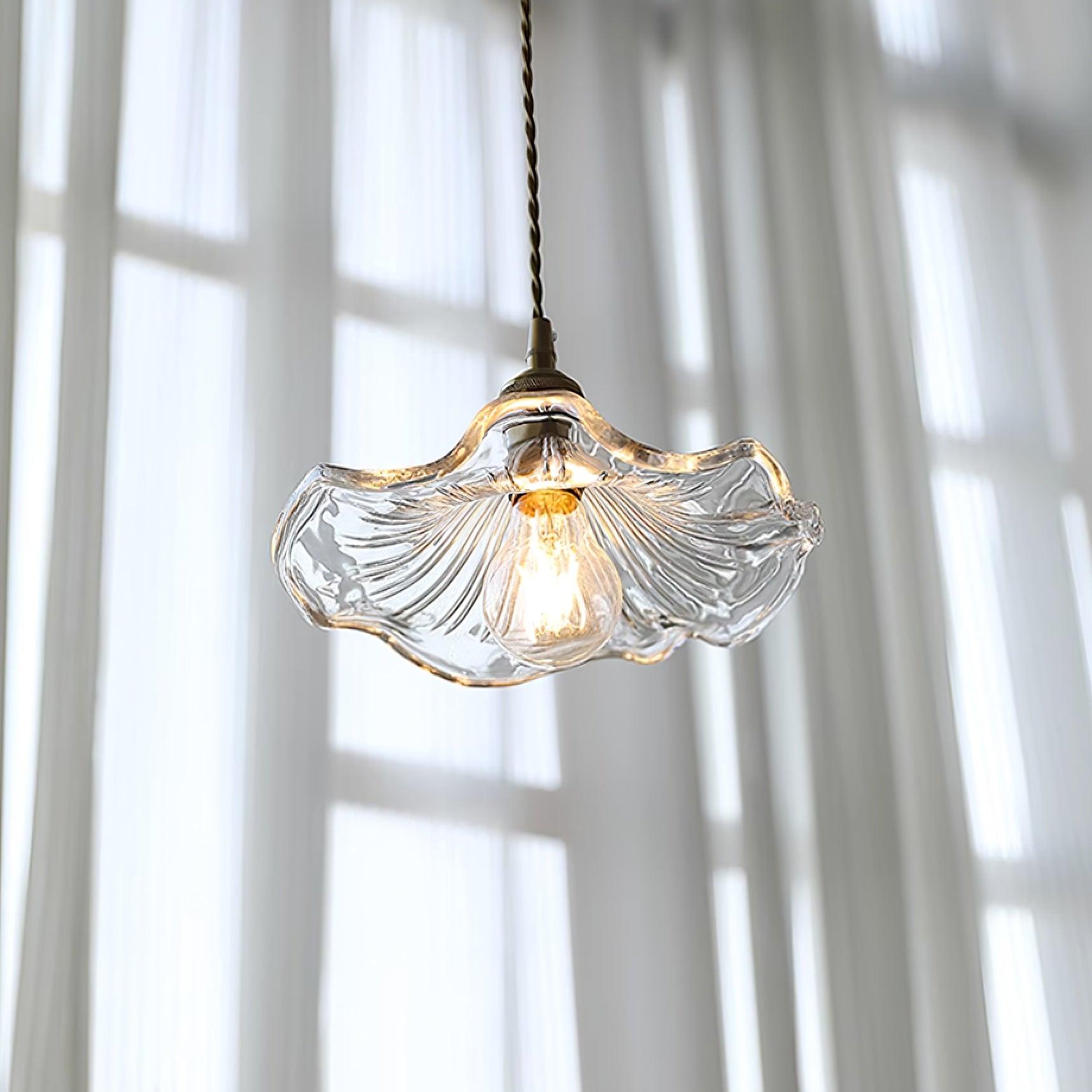 "Elegant pendellampe i blomsterglass med blomsterformet skjerm, gir mykt lys i grønt, klart eller rosa for hjemmet."