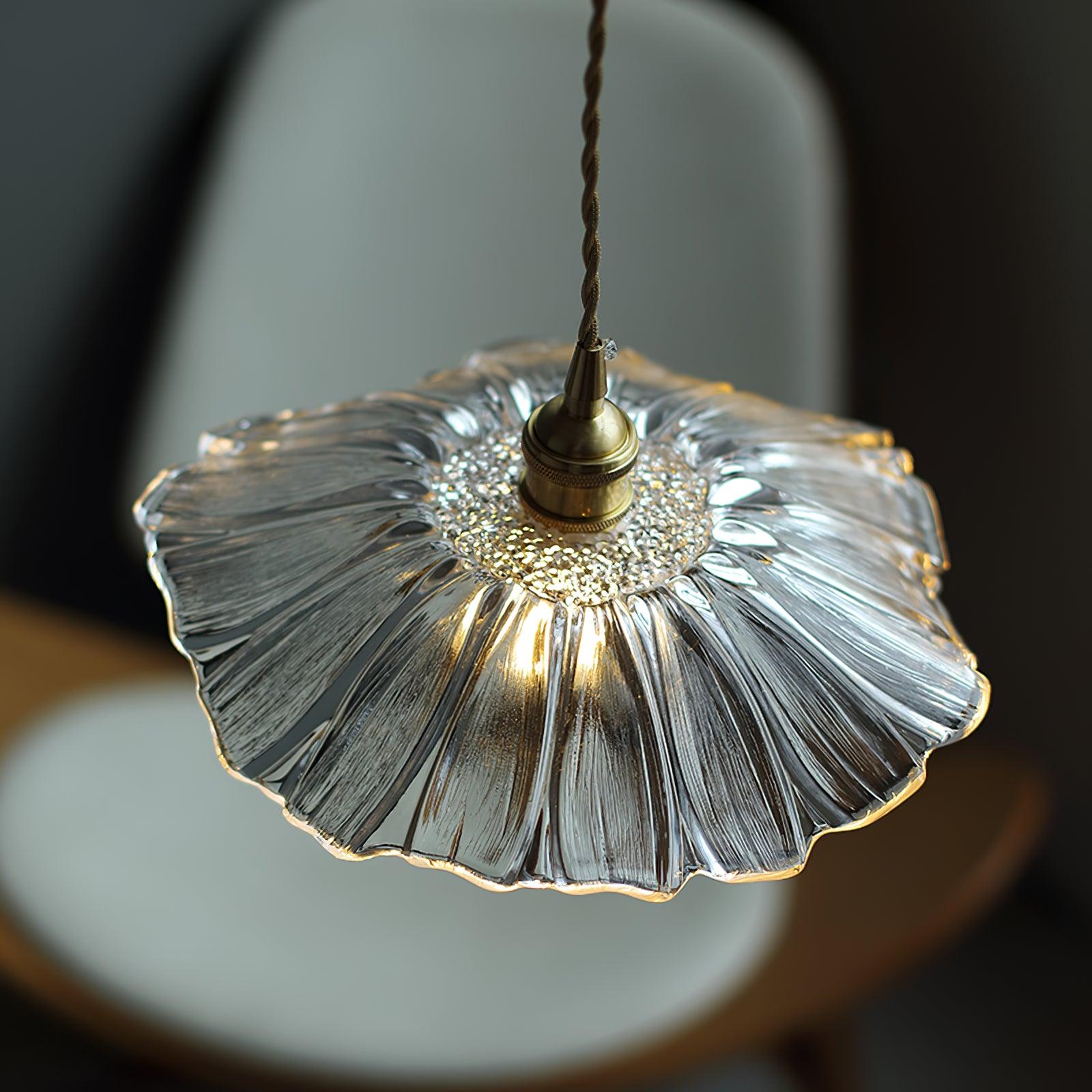 "Elegant pendellampe i blomsterglass med blomsterformet skjerm, gir mykt lys i grønt, klart eller rosa for hjemmet."