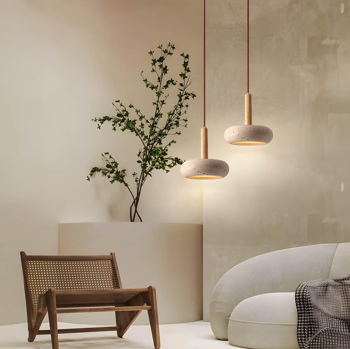 "Elegant pendellampe i gul travertin med LED-lys, organisk design, skaper en sofistikert atmosfære i rommet."