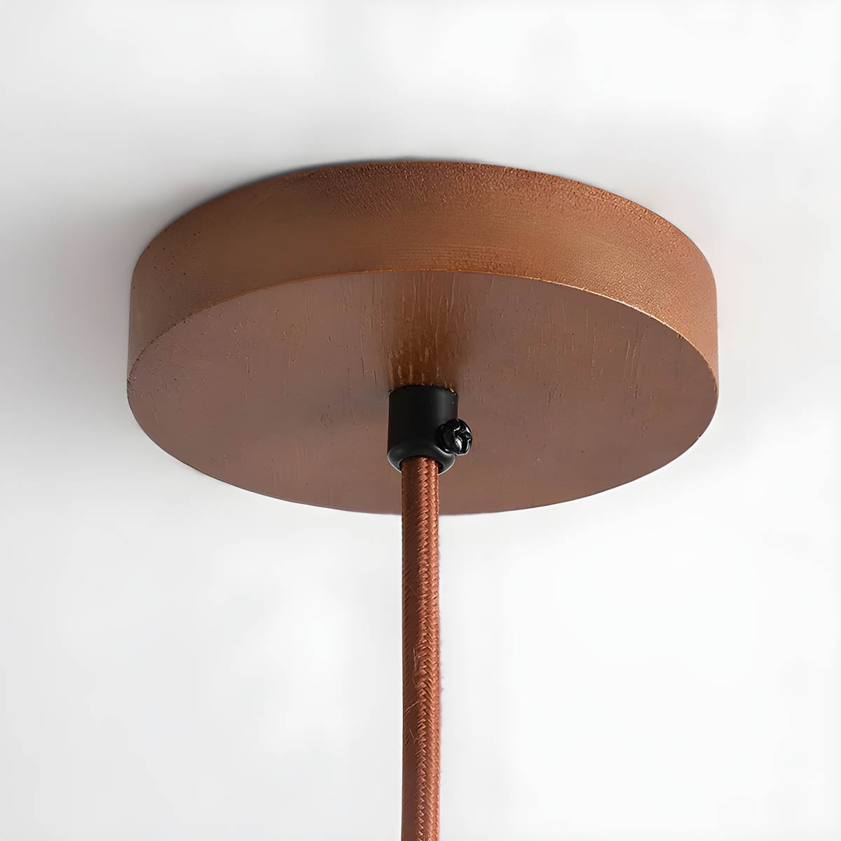 "Elegant pendellampe i gul travertin med LED-lys, organisk design, skaper en sofistikert atmosfære i rommet."