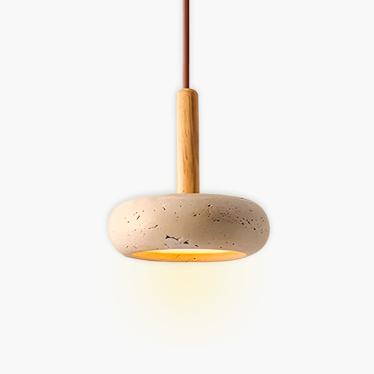 "Elegant pendellampe i gul travertin med LED-lys, organisk design, skaper en sofistikert atmosfære i rommet."