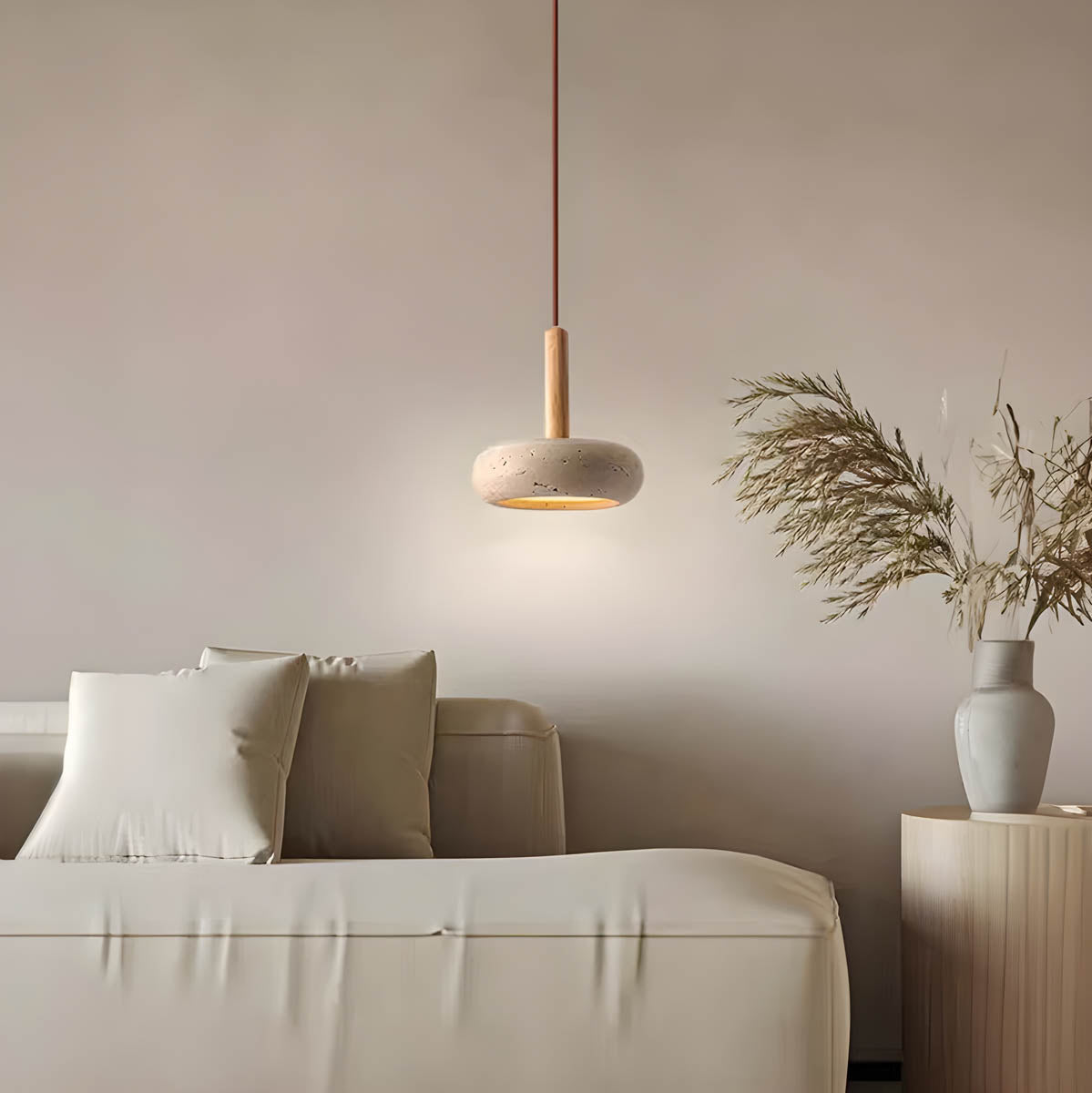 "Elegant pendellampe i gul travertin med LED-lys, organisk design, skaper en sofistikert atmosfære i rommet."