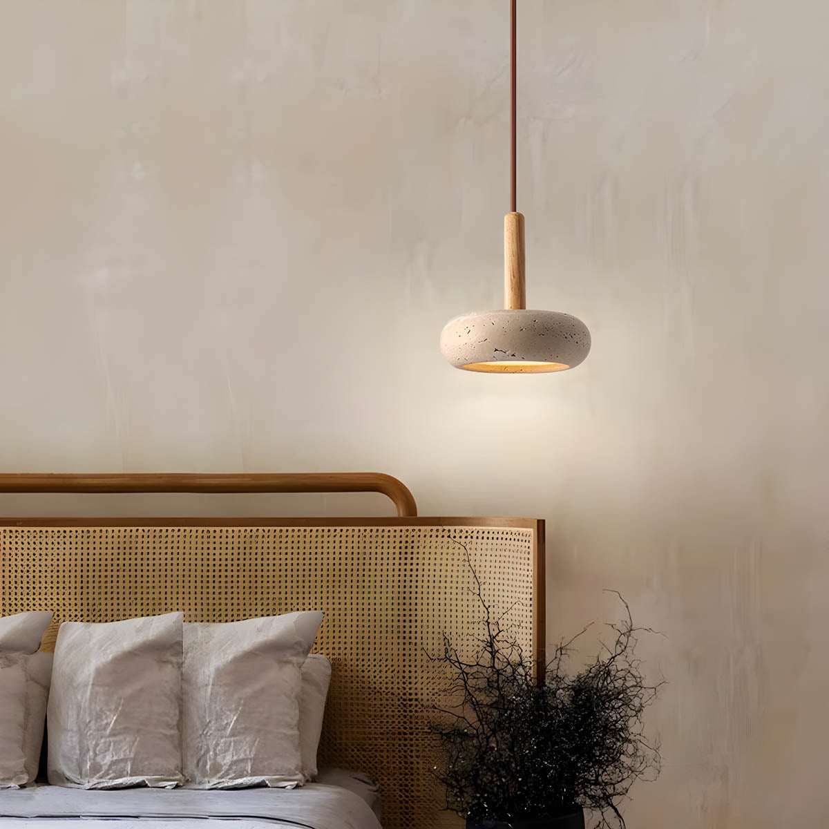 "Elegant pendellampe i gul travertin med LED-lys, organisk design, skaper en sofistikert atmosfære i rommet."