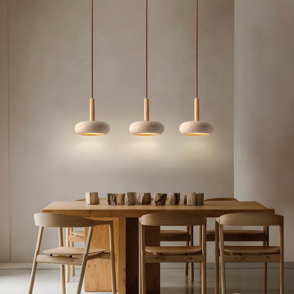 "Elegant pendellampe i gul travertin med LED-lys, organisk design, skaper en sofistikert atmosfære i rommet."