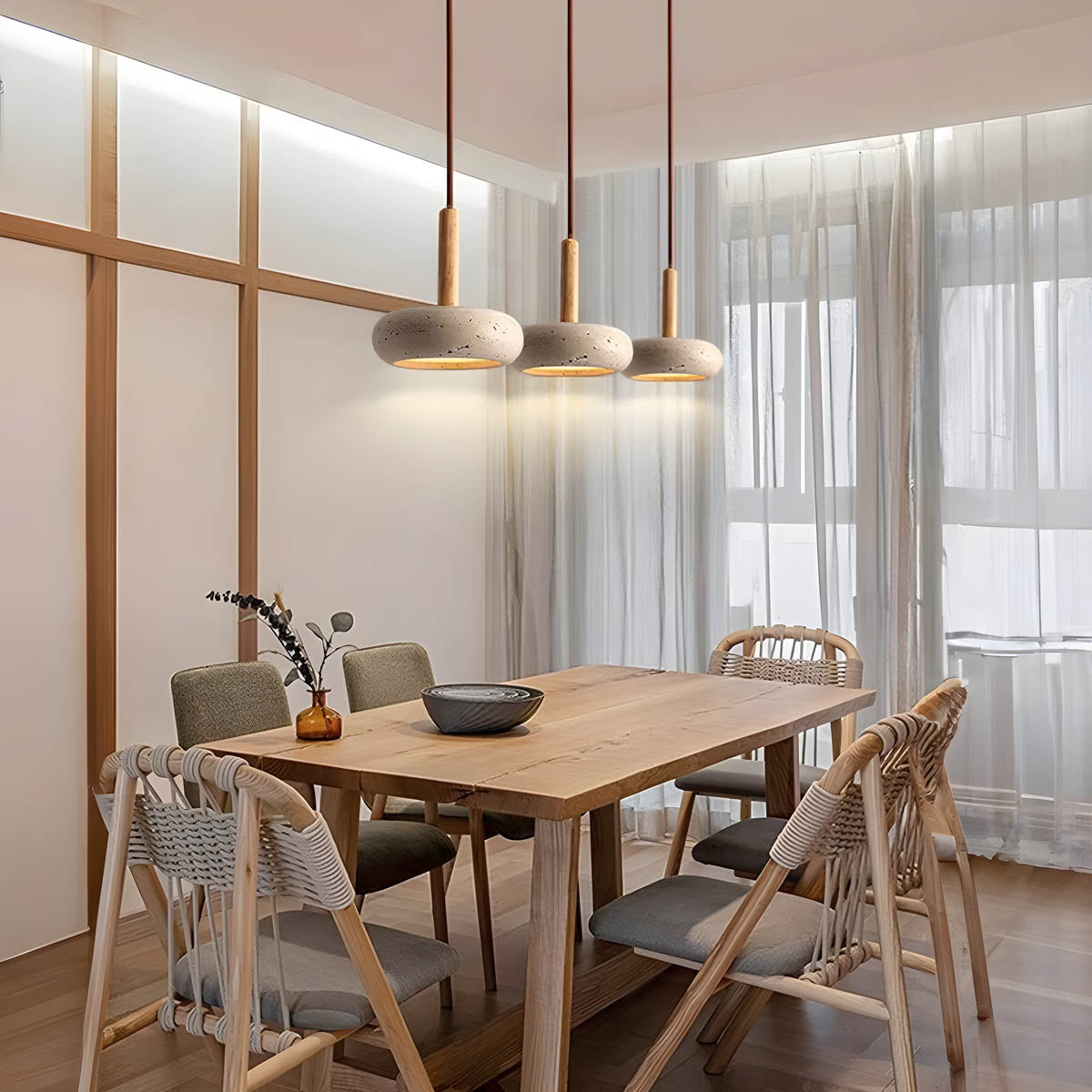 "Elegant pendellampe i gul travertin med LED-lys, organisk design, skaper en sofistikert atmosfære i rommet."